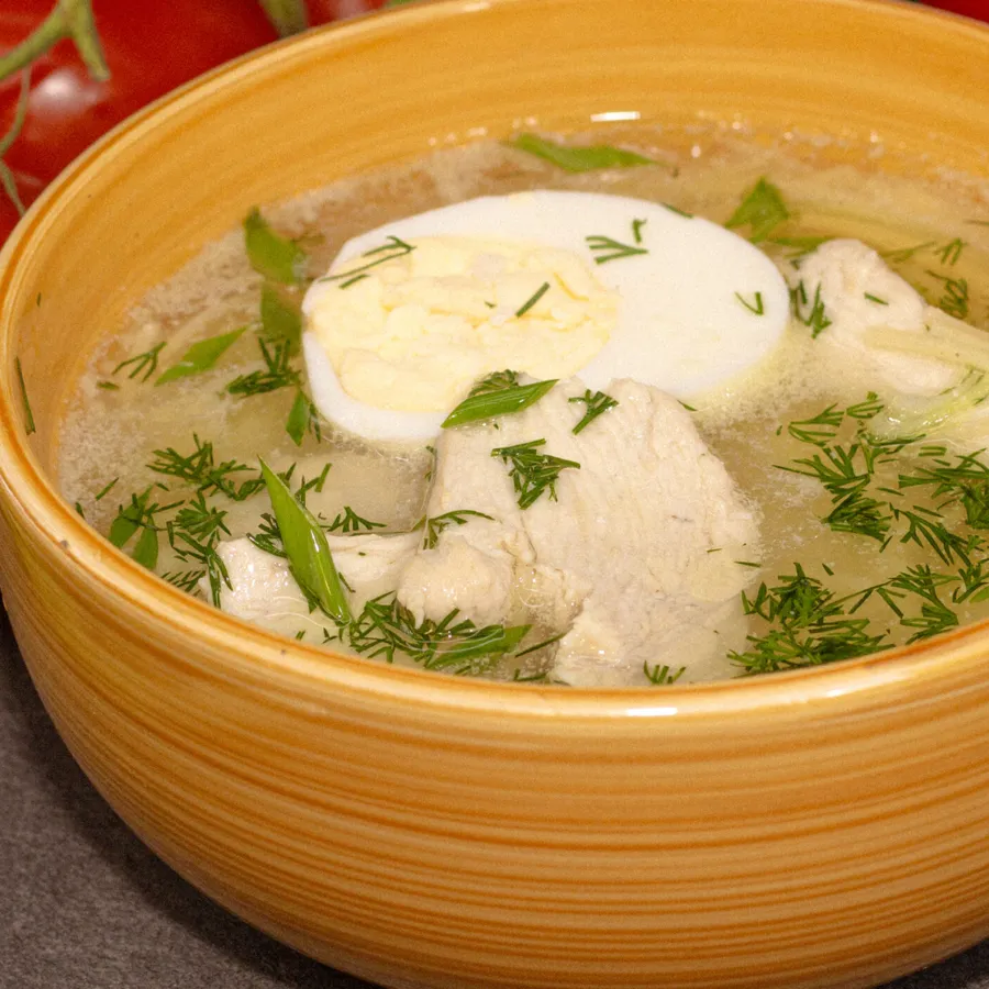 Суп с курицей, лапшой и яйцом