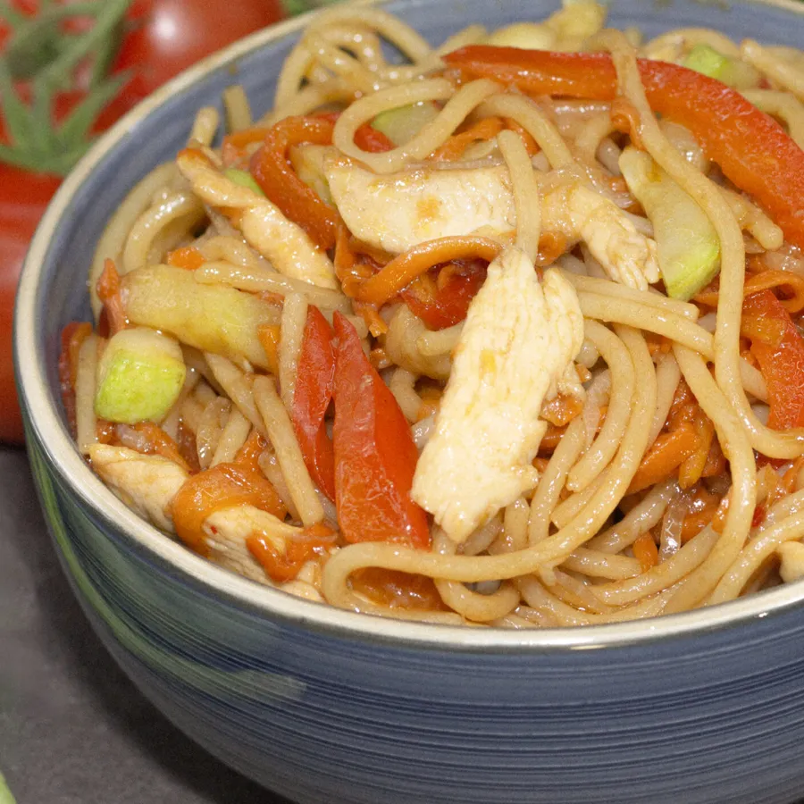 Спагетти с курицей и овощами