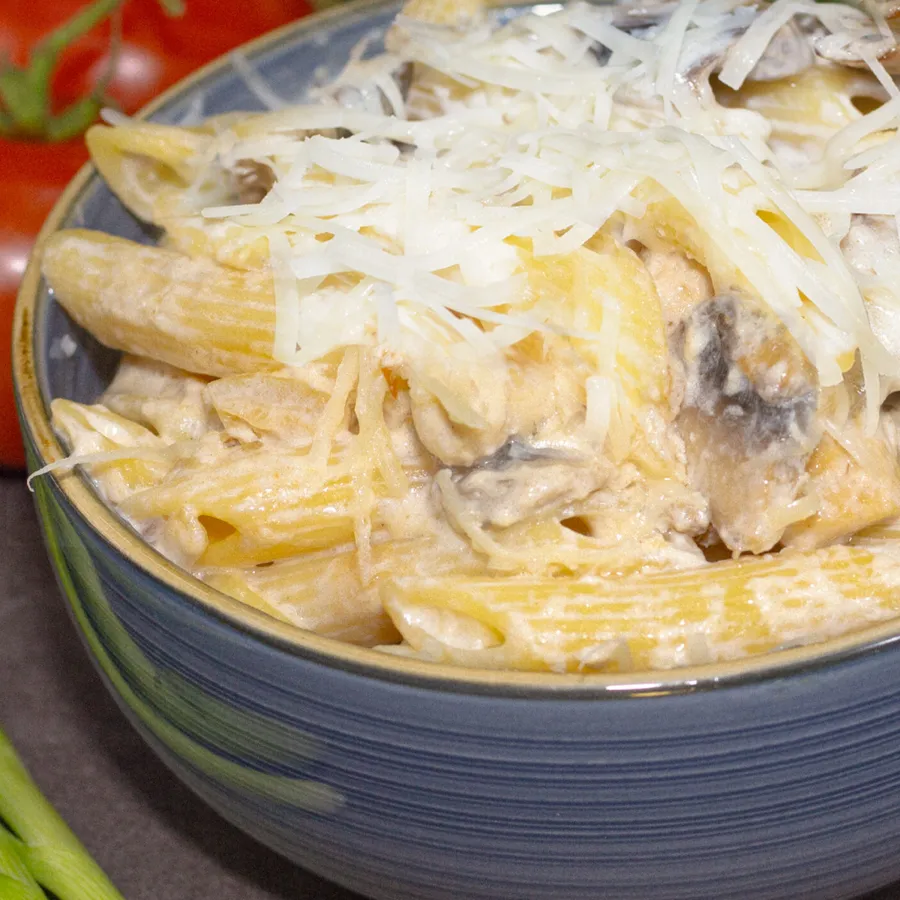 Пенне с курицей и грибами