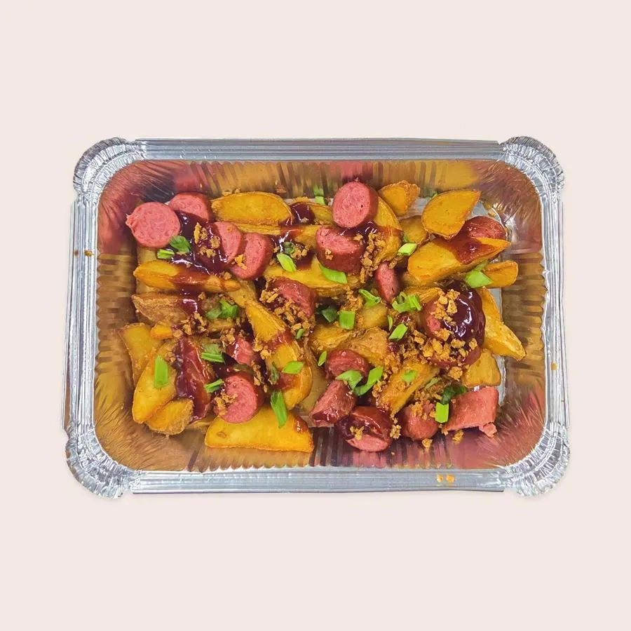 Картофель с мясной колбаской и брусничным демигласом