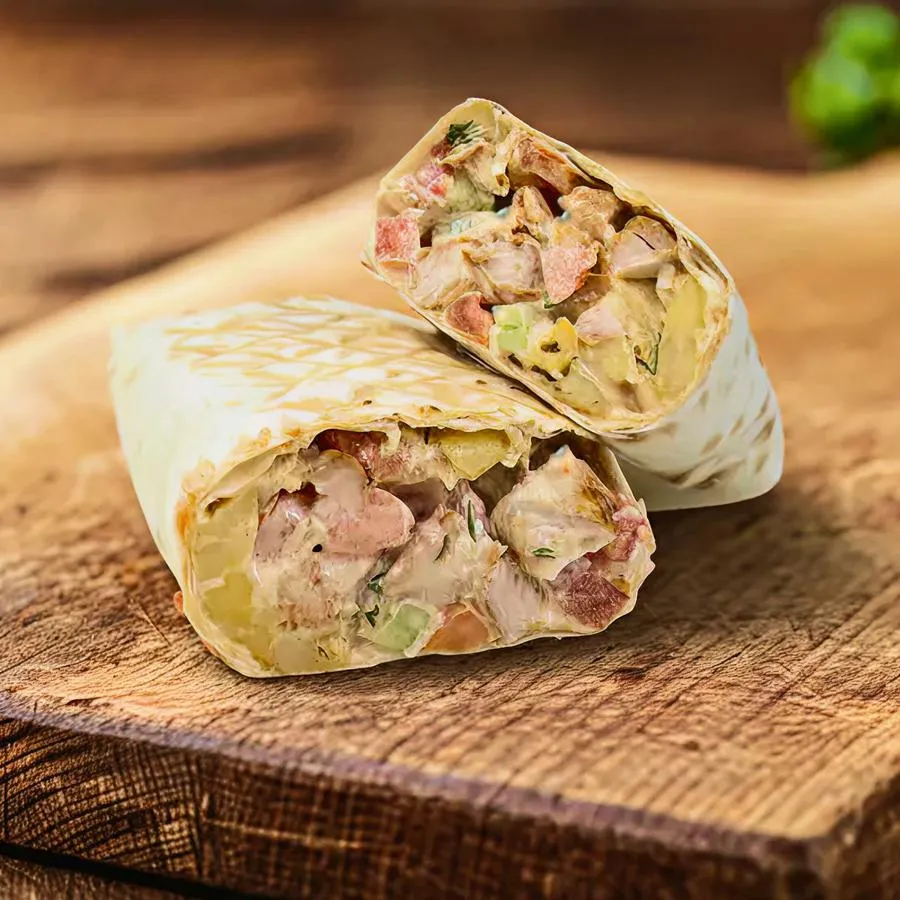 Шаурма с курицей, фри и соусом гриль