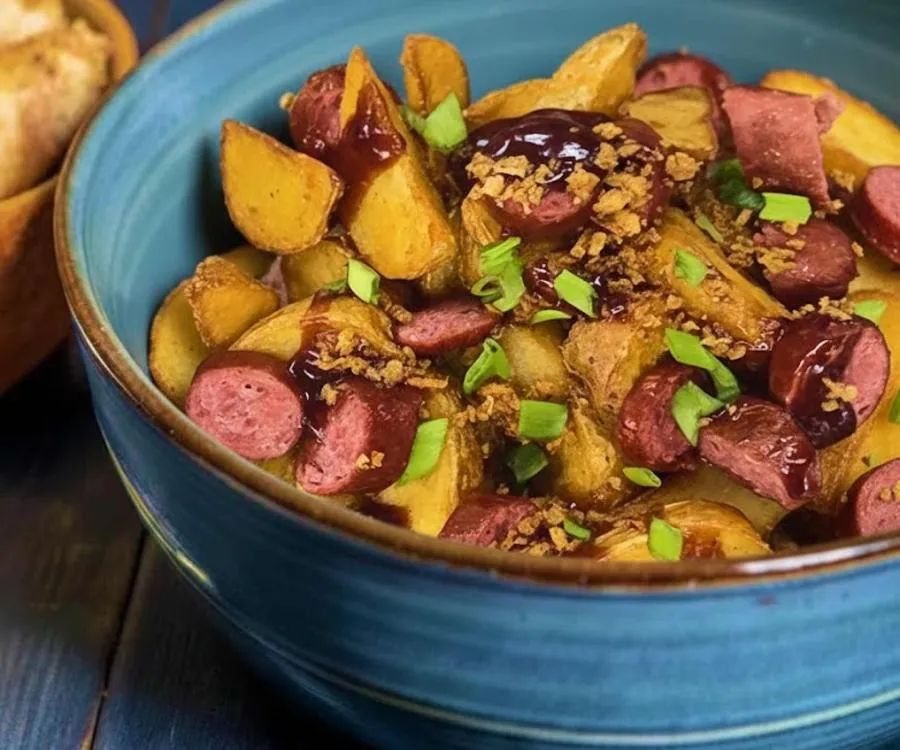 Картофель с мясной колбаской и брусничным демигласом